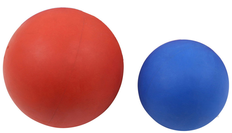 Rote und blaue Hallenstoßkugel